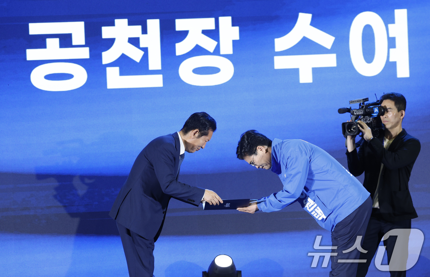 (강진=뉴스1) 김태성 기자 = 정청래 더불어민주당 대표가 12일 전남 강진 제2실내체육관에서 열린 제9회 전국동시지방선거 더불어민주당 전남광주전북 공천자대회에서 이원택 전북특별자 …