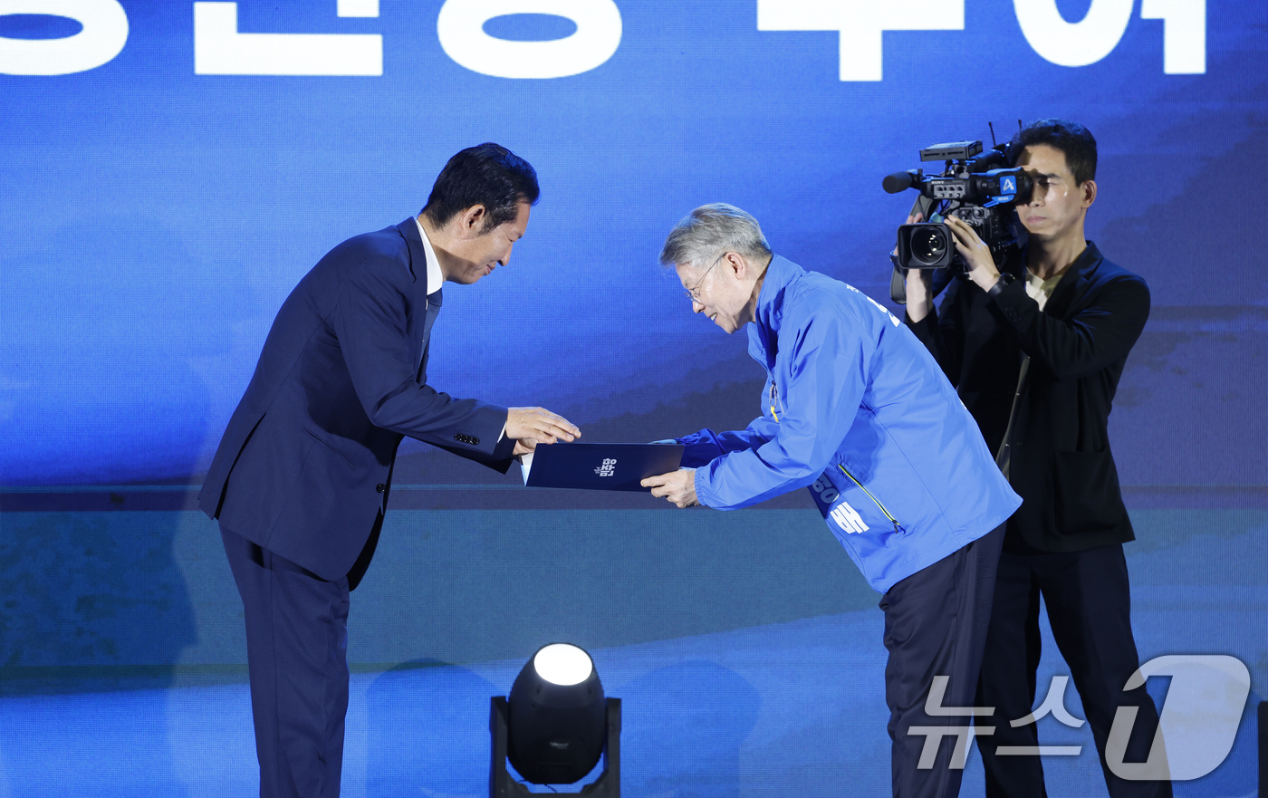 (강진=뉴스1) 김태성 기자 = 정청래 더불어민주당 대표가 12일 전남 강진 제2실내체육관에서 열린 제9회 전국동시지방선거 더불어민주당 전남광주전북 공천자대회에서 민형배 전남광주특 …