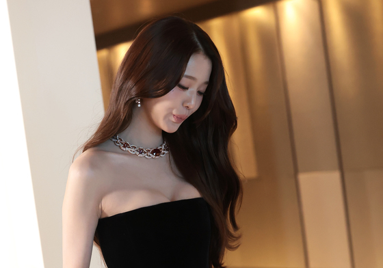 장원영, 관능미 넘치는 자태