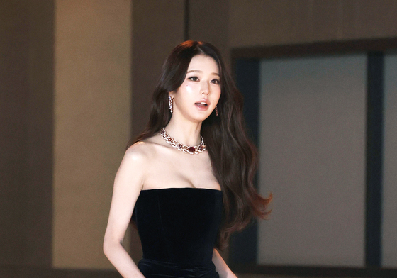장원영, 가냘픈 어깨라인