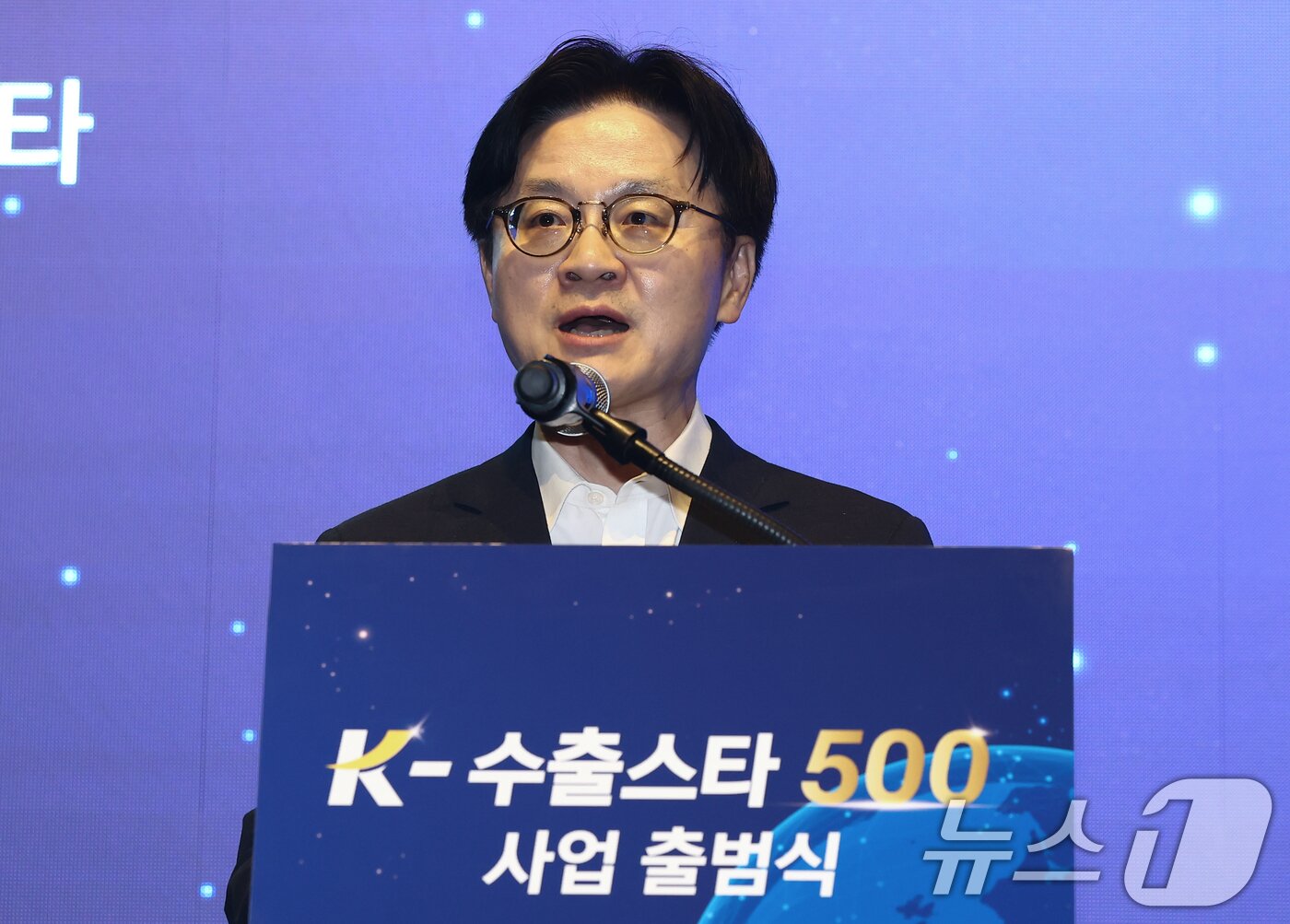 본문 이미지 - 김정관 산업통상부 장관이 12일 오후 서울 성동구 보테가마지오에서 열린 K-수출스타 500 사업 출범식에서 축사를 하고 있다. 2026.5.12 ⓒ 뉴스1 김민지 기자
