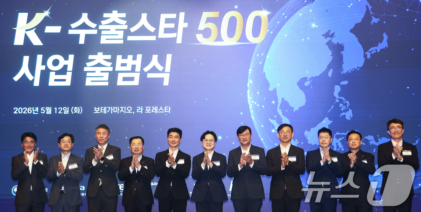 (서울=뉴스1) 김민지 기자 = 김정관 산업통상부 장관(가운데)이 12일 오후 서울 성동구 보테가마지오에서 열린 K-수출스타 500 사업 출범식에서 기관장 및 기업 대표들과 K-수 …