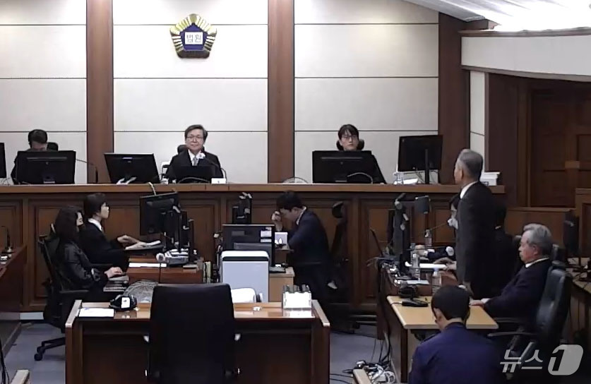 (서울=뉴스1) = 이상민 전 행정안전부 장관이 12일 서울 서초구 서울고등법원에서 열린 항소심 선고공판에 출석해 선고를 듣고 있다.12·3 비상계엄 당시 언론사 단전·단수를 지시 …