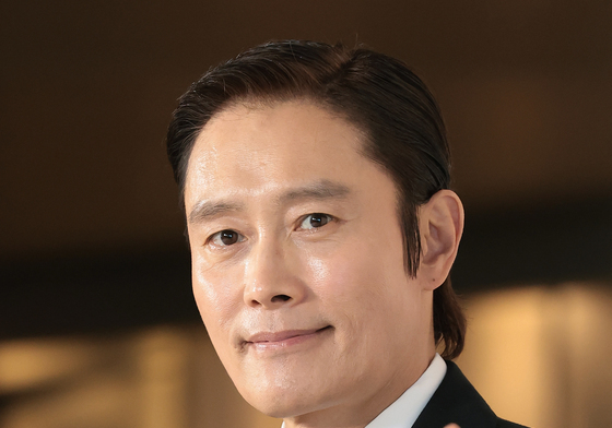 이병헌, 빛나는 손 인사