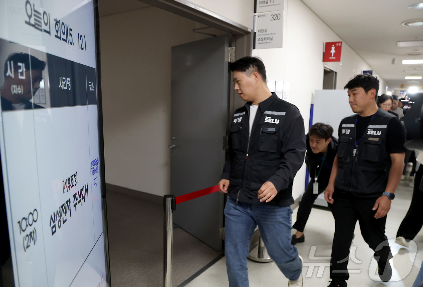 (세종=뉴스1) 김기남 기자 = 최승호 초기업노동조합 삼성전자 지부 위원장이 12일 오후 세종시 정부세종청사 중앙노동위원회 제1조정회의실에서 열린 사후조정회의 진행 과정을  취재진 …