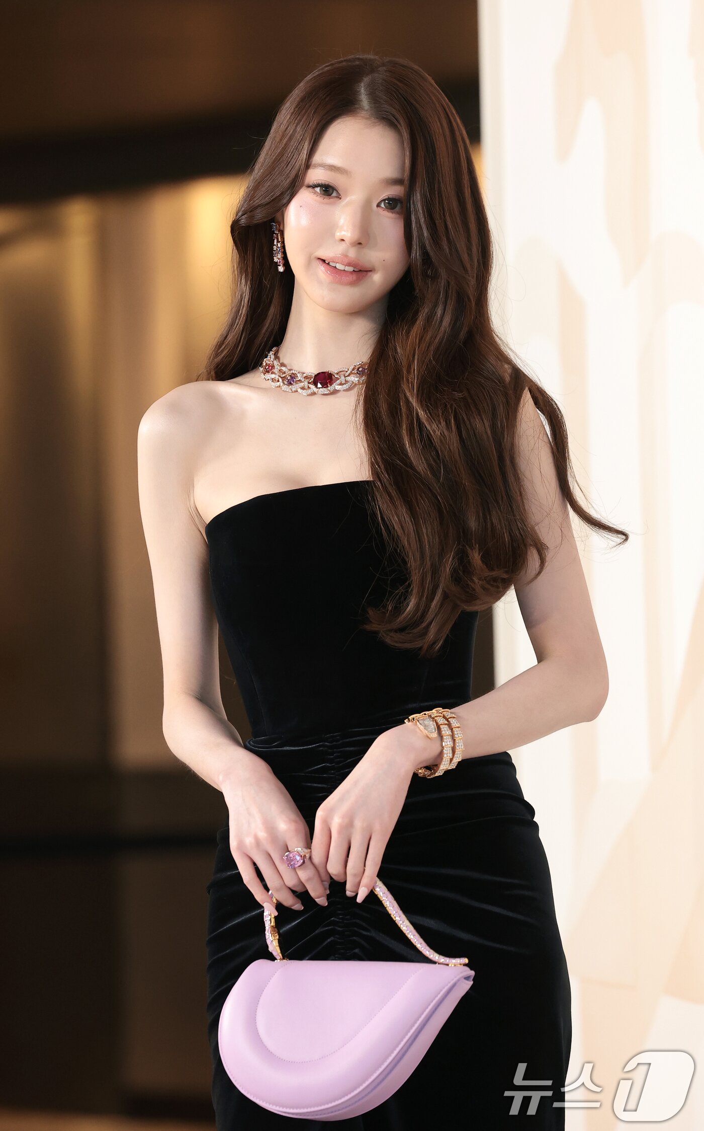 본문 이미지 - 아이브 장원영이 12일 서울 광진구 비스타 워커힐 서울에서 열린 불가리 ’에클레티카‘ 하이 주얼리 이벤트에 참석해 포즈를 취하고 있다. ⓒ 뉴스1 권현진 기자