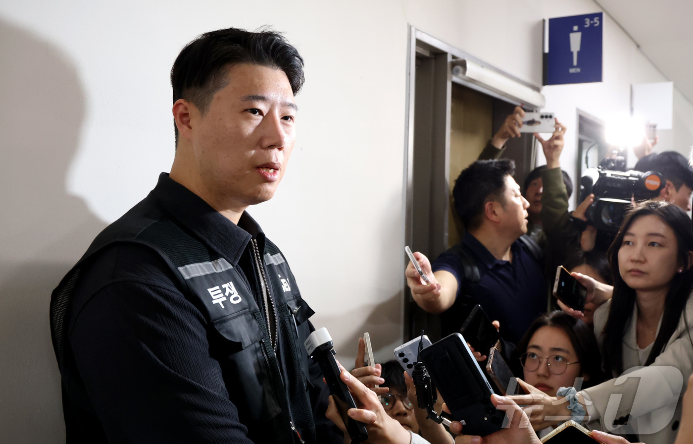 (세종=뉴스1) 김기남 기자 = 최승호 초기업노동조합 삼성전자 지부 위원장이 12일 오후 세종시 정부세종청사 중앙노동위원회 제1조정회의실에서 열린 사후조정회의 진행 과정을  취재진 …