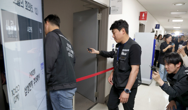 최종 결론 위해 회의장 들어가는 최승호 위원장