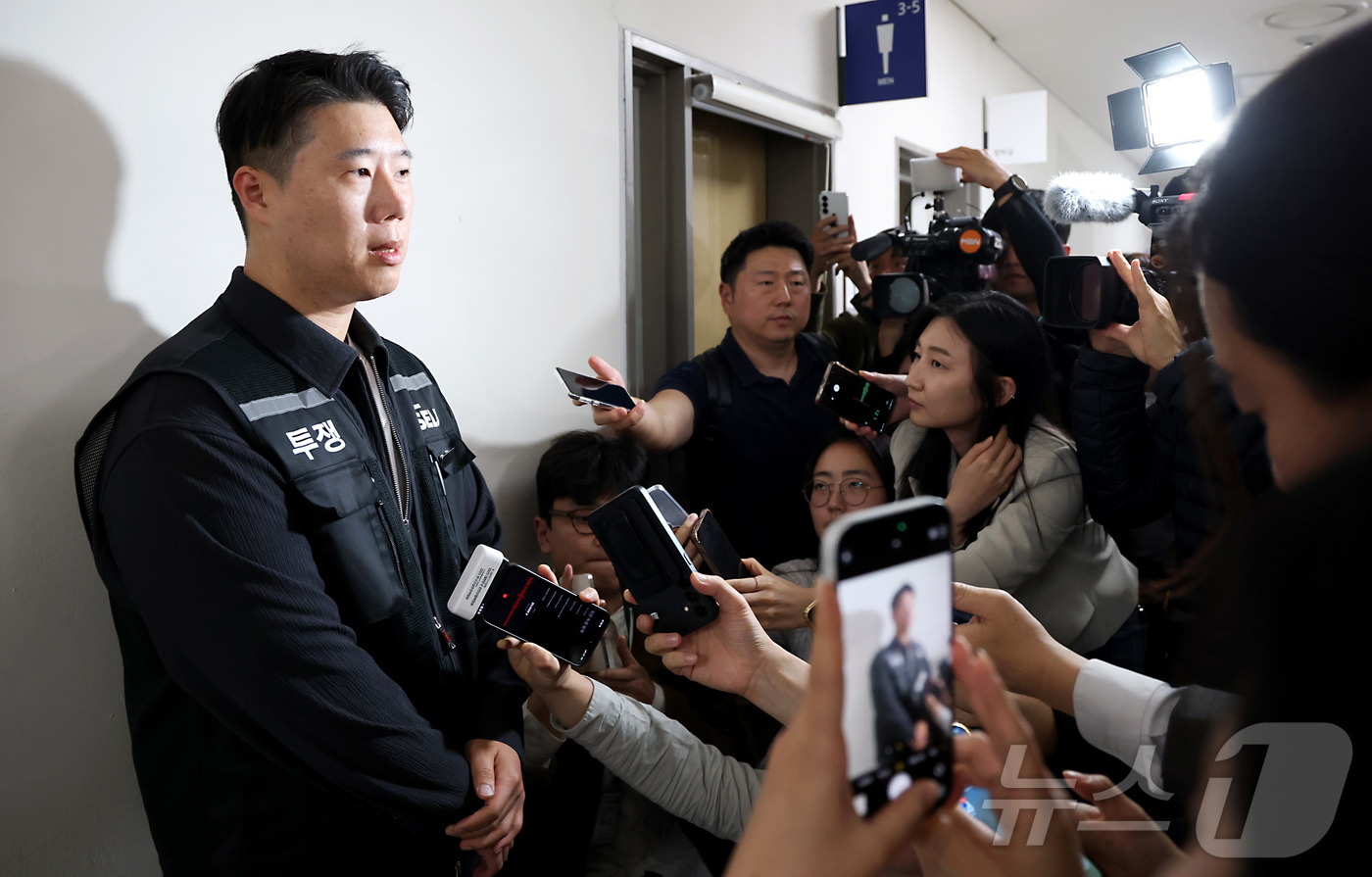 (세종=뉴스1) 김기남 기자 = 최승호 초기업노동조합 삼성전자 지부 위원장이 12일 오후 세종시 정부세종청사 중앙노동위원회 제1조정회의실에서 열린 사후조정회의 진행 과정을  취재진 …