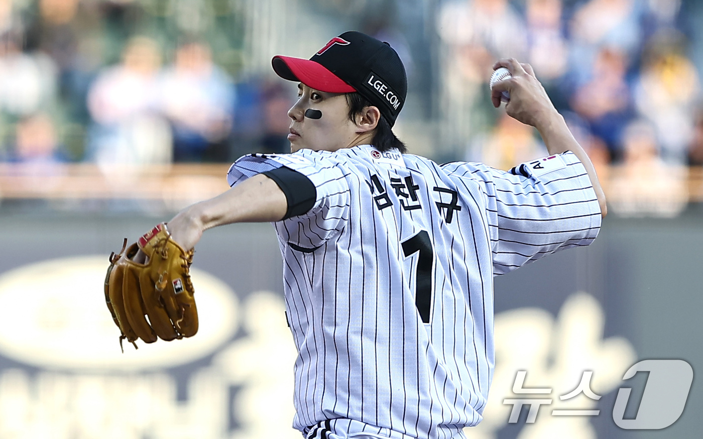 (서울=뉴스1) 김도우 기자 = 12일 오후 서울 송파구 잠실야구장에서 열린 프로야구 '2026 신한은행 SOL KBO리그' 삼성 라이온즈와 LG 트윈스의 경기, LG 선발투수 임 …