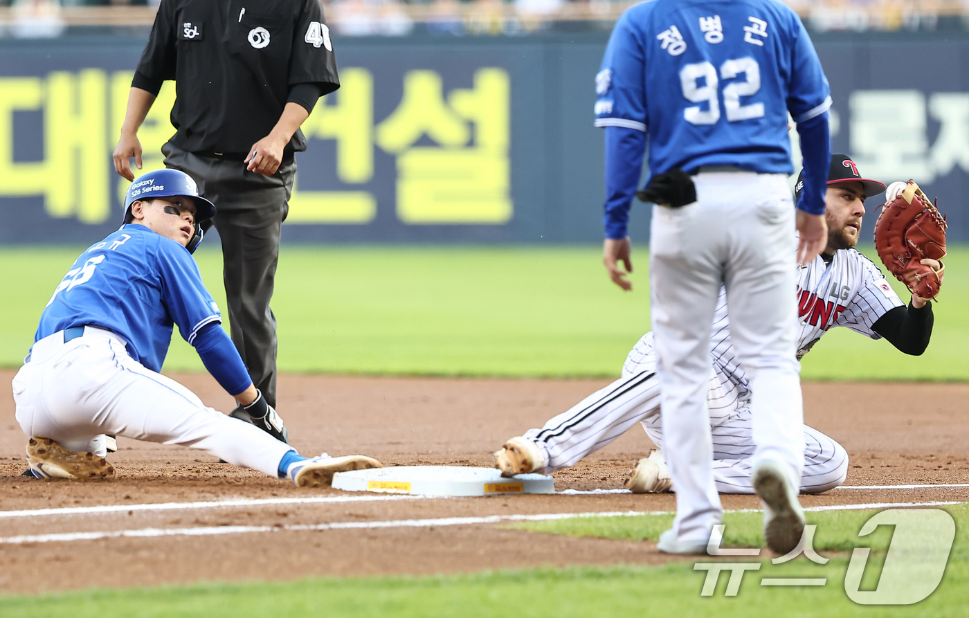 (서울=뉴스1) 김도우 기자 = 12일 오후 서울 송파구 잠실야구장에서 열린 프로야구 '2026 신한은행 SOL KBO리그' 삼성 라이온즈와 LG 트윈스의 경기, 1회초 2사 1, …