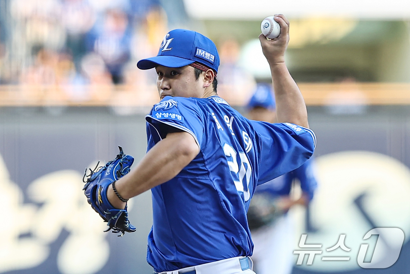 (서울=뉴스1) 김도우 기자 = 12일 오후 서울 송파구 잠실야구장에서 열린 프로야구 '2026 신한은행 SOL KBO리그' 삼성 라이온즈와 LG 트윈스의 경기, 삼성 선발투수 최 …