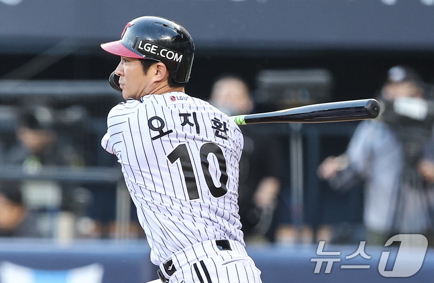 (서울=뉴스1) 김도우 기자 = 12일 오후 서울 송파구 잠실야구장에서 열린 프로야구 '2026 신한은행 SOL KBO리그' 삼성 라이온즈와 LG 트윈스의 경기, 2회말 1사 주자 …