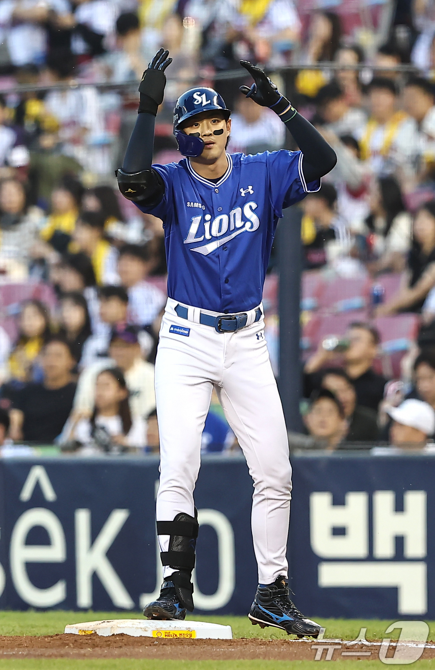 (서울=뉴스1) 김도우 기자 = 12일 오후 서울 송파구 잠실야구장에서 열린 프로야구 '2026 신한은행 SOL KBO리그' 삼성 라이온즈와 LG 트윈스의 경기, 3회초 1사 주자 …
