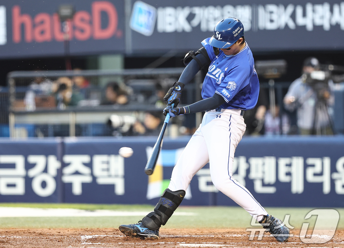 (서울=뉴스1) 김도우 기자 = 12일 오후 서울 송파구 잠실야구장에서 열린 프로야구 '2026 신한은행 SOL KBO리그' 삼성 라이온즈와 LG 트윈스의 경기, 3회초 1사 주자 …