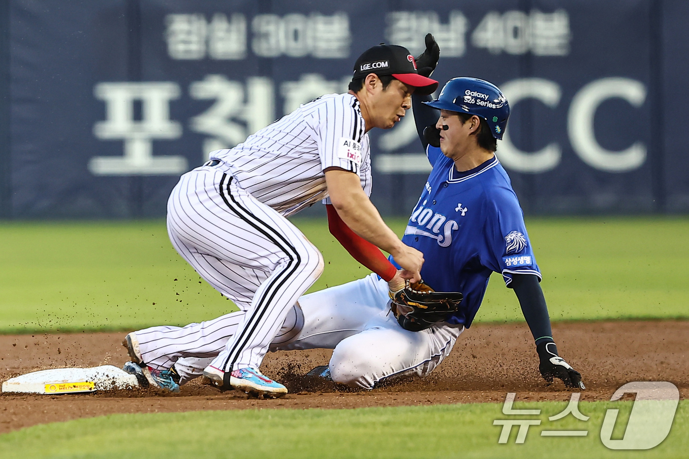 (서울=뉴스1) 김도우 기자 = 12일 오후 서울 송파구 잠실야구장에서 열린 프로야구 '2026 신한은행 SOL KBO리그' 삼성 라이온즈와 LG 트윈스의 경기, 3회초 1사 1루 …