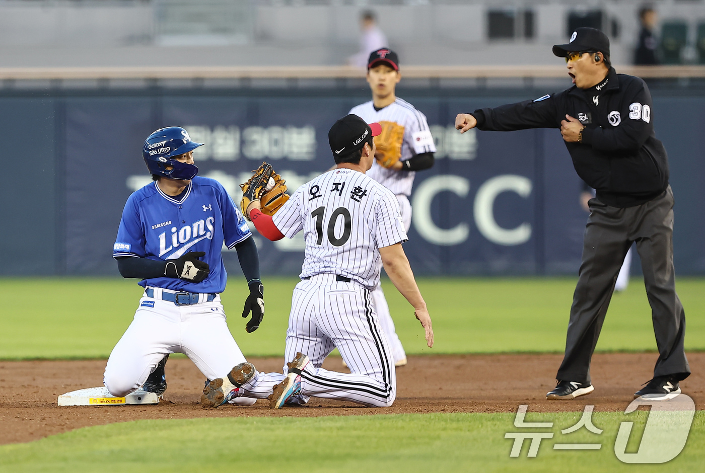(서울=뉴스1) 김도우 기자 = 12일 오후 서울 송파구 잠실야구장에서 열린 프로야구 '2026 신한은행 SOL KBO리그' 삼성 라이온즈와 LG 트윈스의 경기, 3회초 1사 1루 …