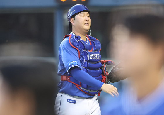 더그아웃 향하는 삼성 포수 장승현