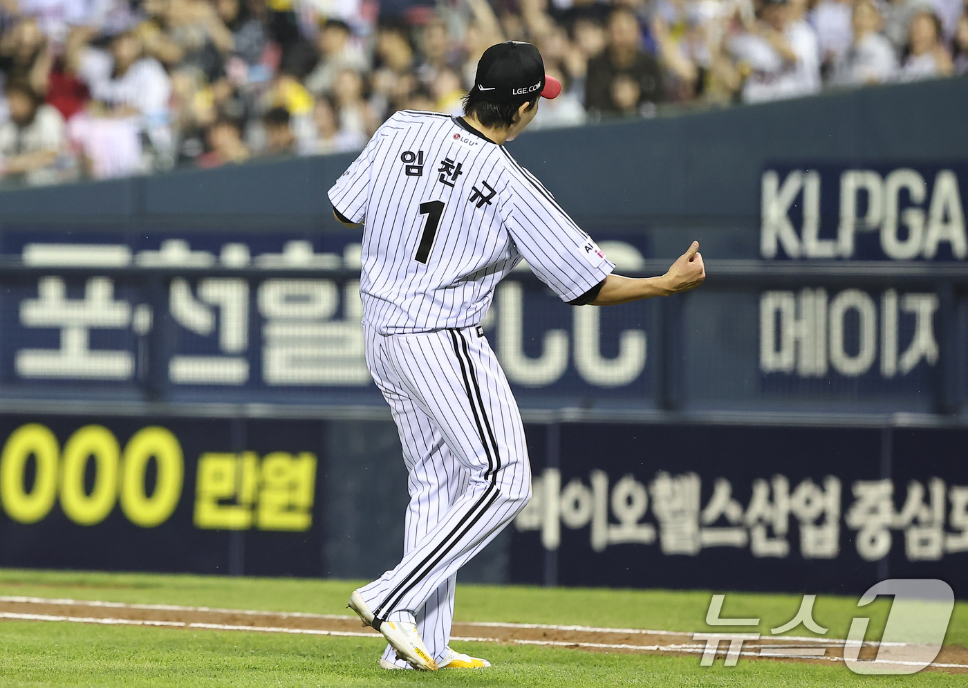 (서울=뉴스1) 김도우 기자 = 12일 오후 서울 송파구 잠실야구장에서 열린 프로야구 '2026 신한은행 SOL KBO리그' 삼성 라이온즈와 LG 트윈스의 경기, LG 선발투수 임 …