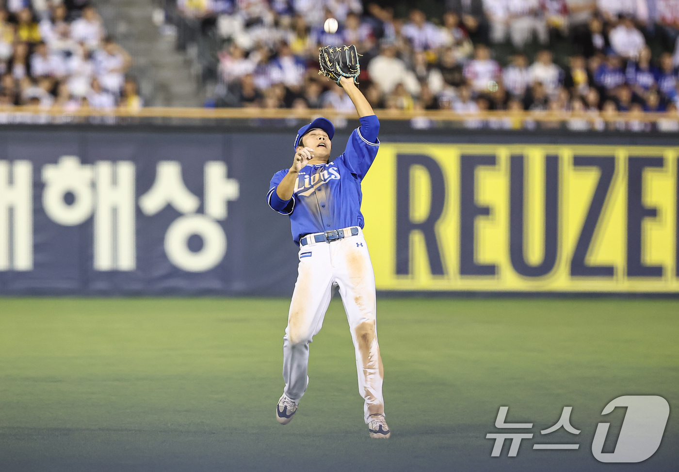 (서울=뉴스1) 김도우 기자 = 12일 오후 서울 송파구 잠실야구장에서 열린 프로야구 '2026 신한은행 SOL KBO리그' 삼성 라이온즈와 LG 트윈스의 경기, 삼성 유격수 이재 …