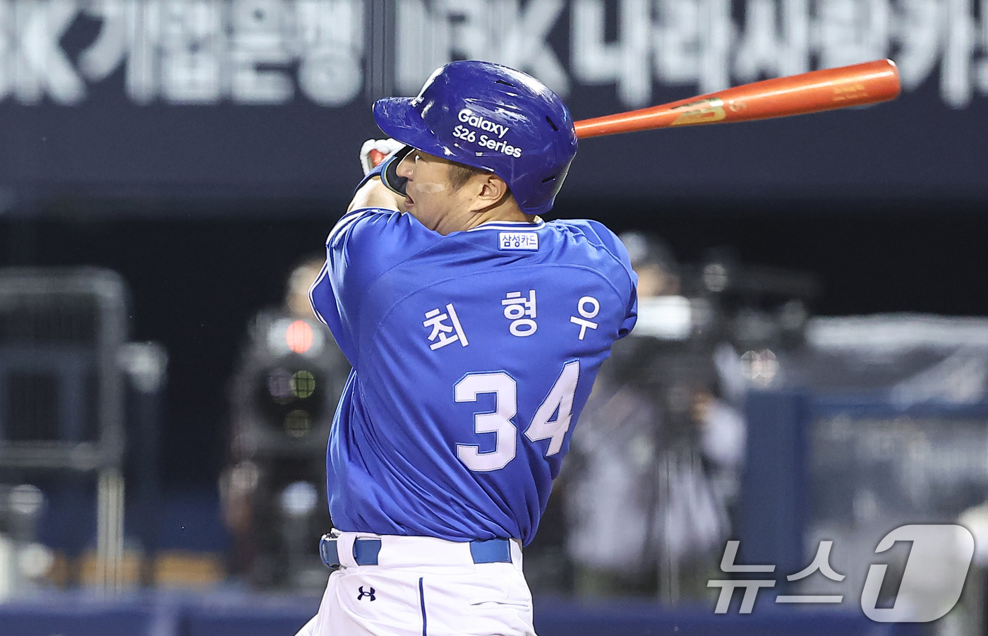 (서울=뉴스1) 김도우 기자 = 12일 오후 서울 송파구 잠실야구장에서 열린 프로야구 '2026 신한은행 SOL KBO리그' 삼성 라이온즈와 LG 트윈스의 경기, 6회초 2사 주자 …