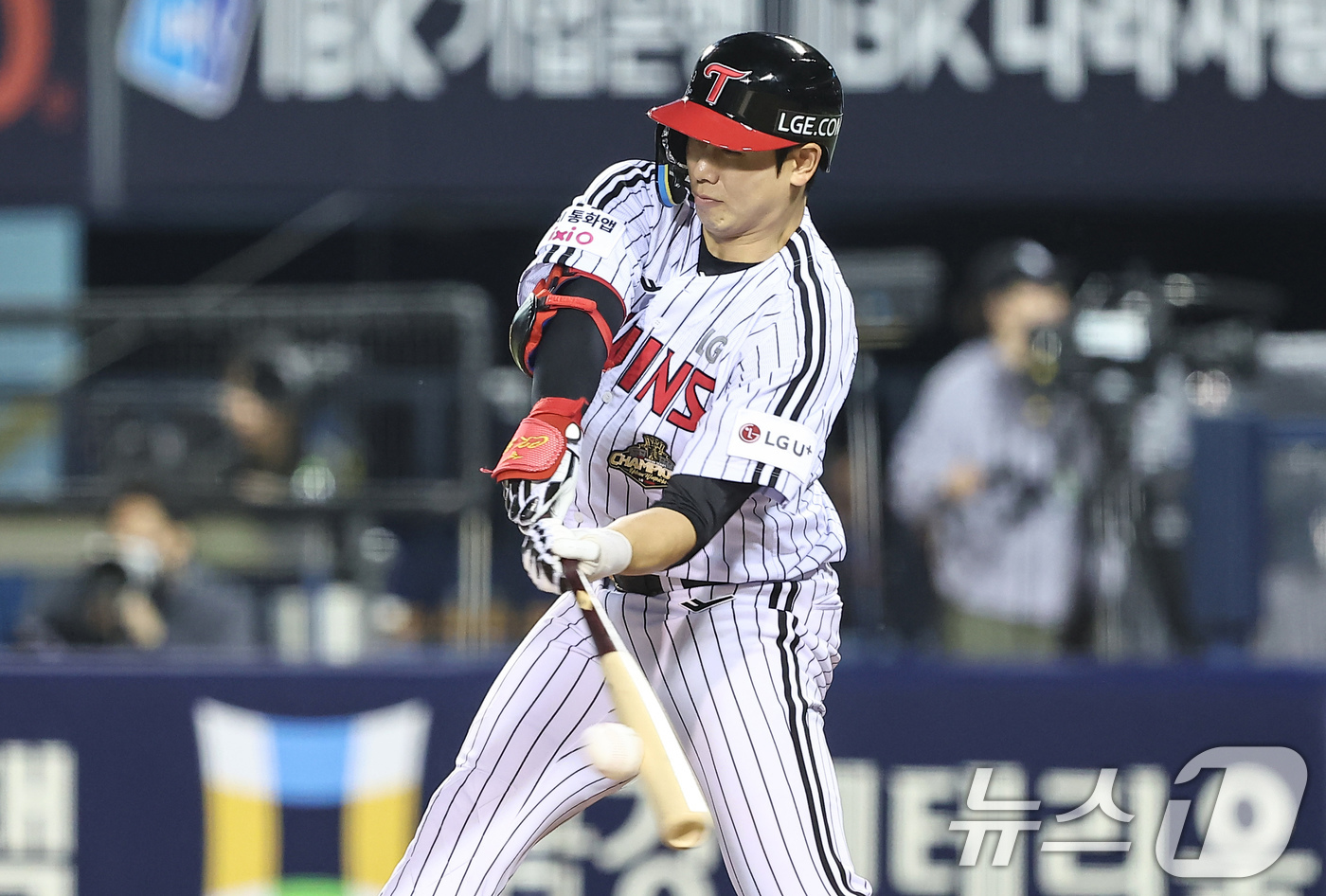 (서울=뉴스1) 김도우 기자 = 12일 오후 서울 송파구 잠실야구장에서 열린 프로야구 '2026 신한은행 SOL KBO리그' 삼성 라이온즈와 LG 트윈스의 경기, 6회말 선두타자 …