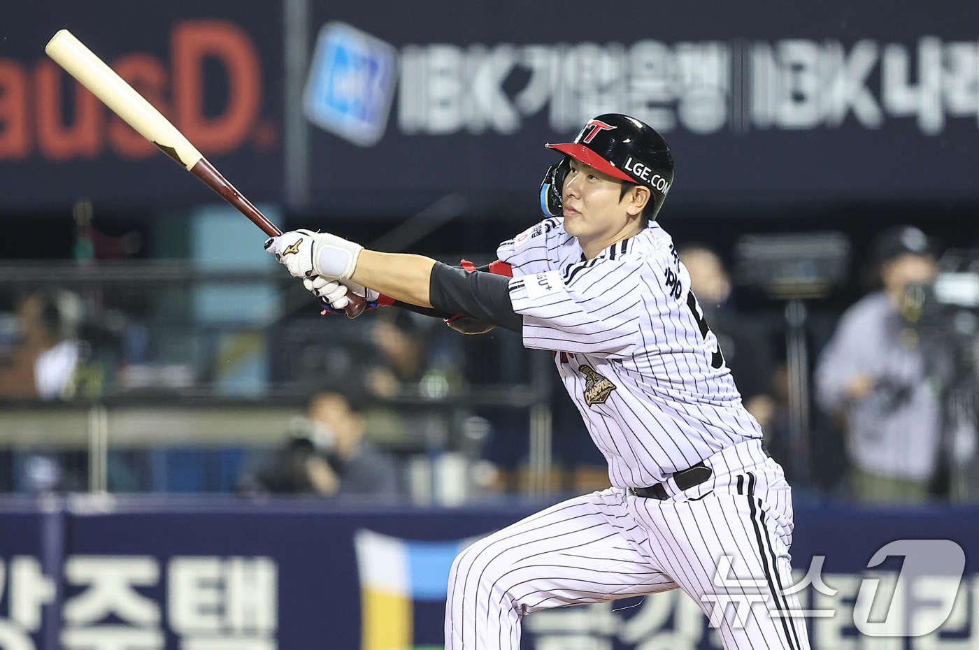(서울=뉴스1) 김도우 기자 = 12일 오후 서울 송파구 잠실야구장에서 열린 프로야구 '2026 신한은행 SOL KBO리그' 삼성 라이온즈와 LG 트윈스의 경기, 6회말 선두타자 …