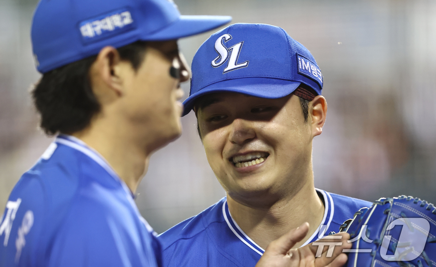 (서울=뉴스1) 김도우 기자 = 12일 오후 서울 송파구 잠실야구장에서 열린 프로야구 '2026 신한은행 SOL KBO리그' 삼성 라이온즈와 LG 트윈스의 경기, 삼성 선발투수 최 …