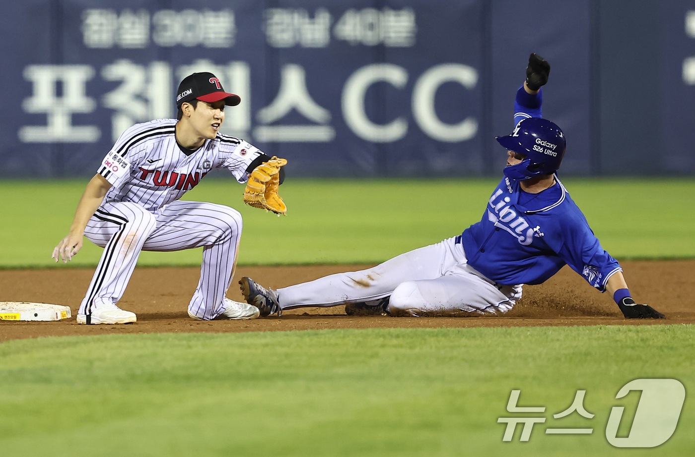 (서울=뉴스1) 김도우 기자 = 12일 오후 서울 송파구 잠실야구장에서 열린 프로야구 '2026 신한은행 SOL KBO리그' 삼성 라이온즈와 LG 트윈스의 경기, 7회초 2사 1루 …