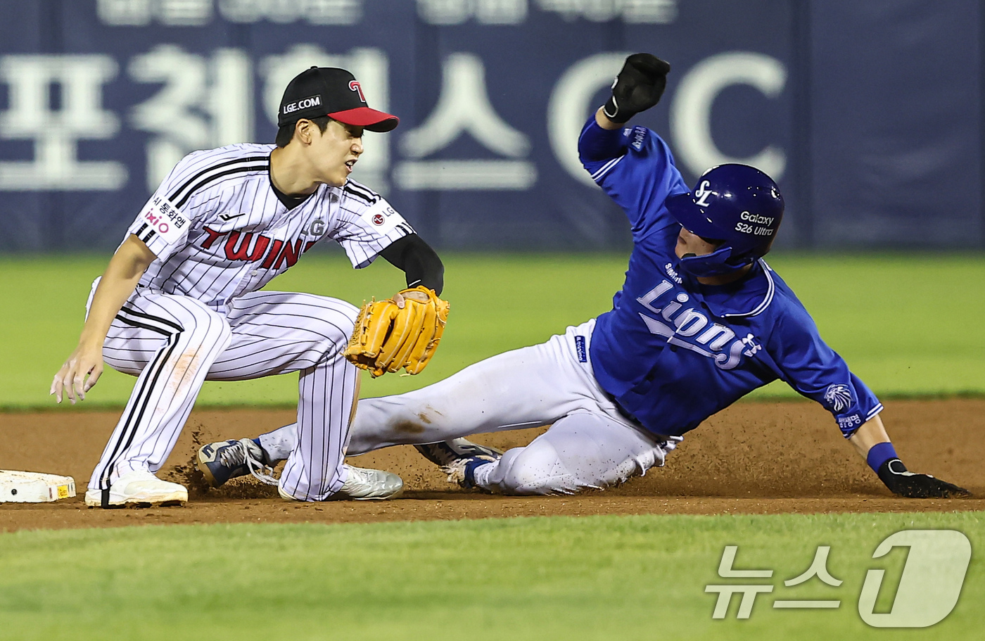 (서울=뉴스1) 김도우 기자 = 12일 오후 서울 송파구 잠실야구장에서 열린 프로야구 '2026 신한은행 SOL KBO리그' 삼성 라이온즈와 LG 트윈스의 경기, 7회초 2사 1루 …