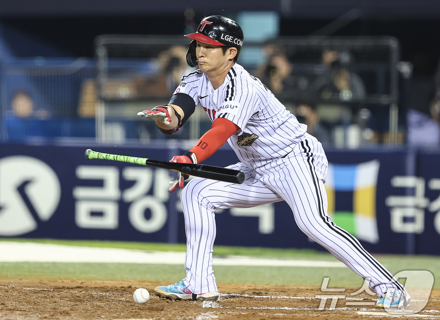 (서울=뉴스1) 김도우 기자 = 12일 오후 서울 송파구 잠실야구장에서 열린 프로야구 '2026 신한은행 SOL KBO리그' 삼성 라이온즈와 LG 트윈스의 경기, 7회말 무사 1루 …