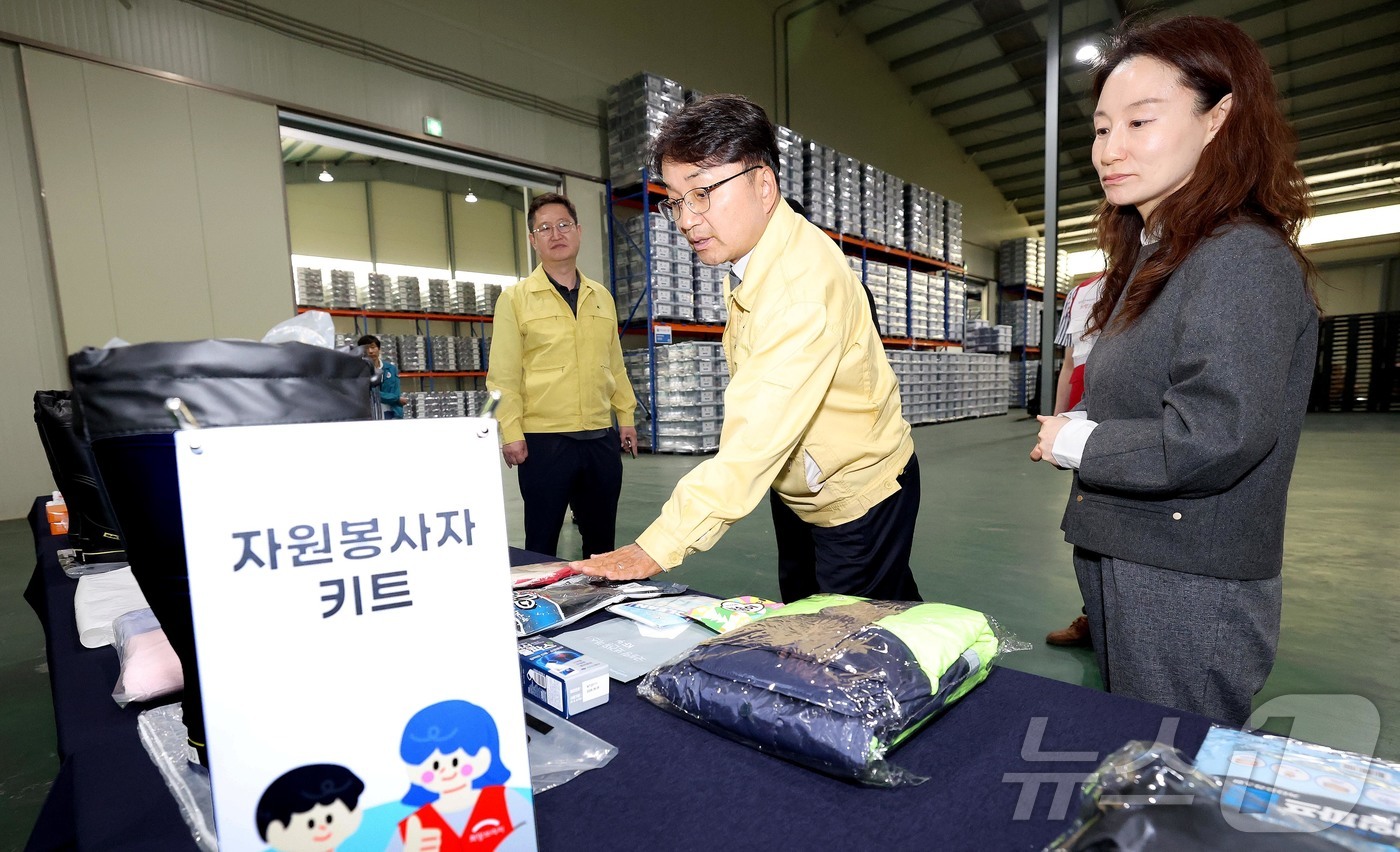 (서울=뉴스1) = 김광용 행정안전부 재난안전관리본부장이 12일 경기 파주시 전국재해구호협회 재해구호물류센터를 찾아 구호키트, 이재민 임시조립주택 등 구호물자 보관 상태를 점검하고 …