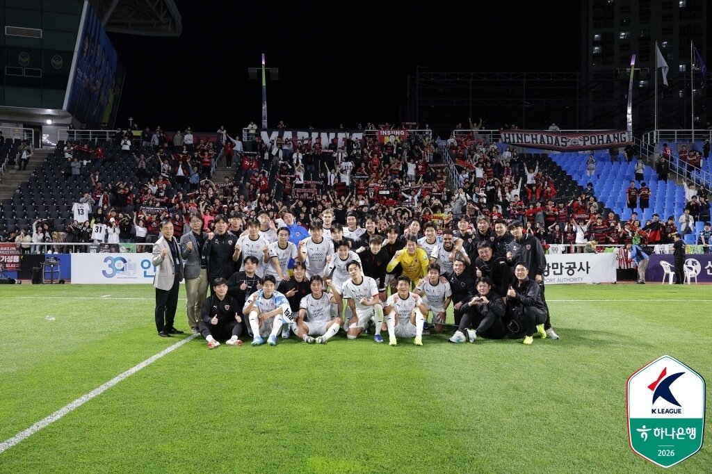 본문 이미지 - 승리 사진을 찍는 포항 스틸러스 선수단(한국프로축구연맹 제공)