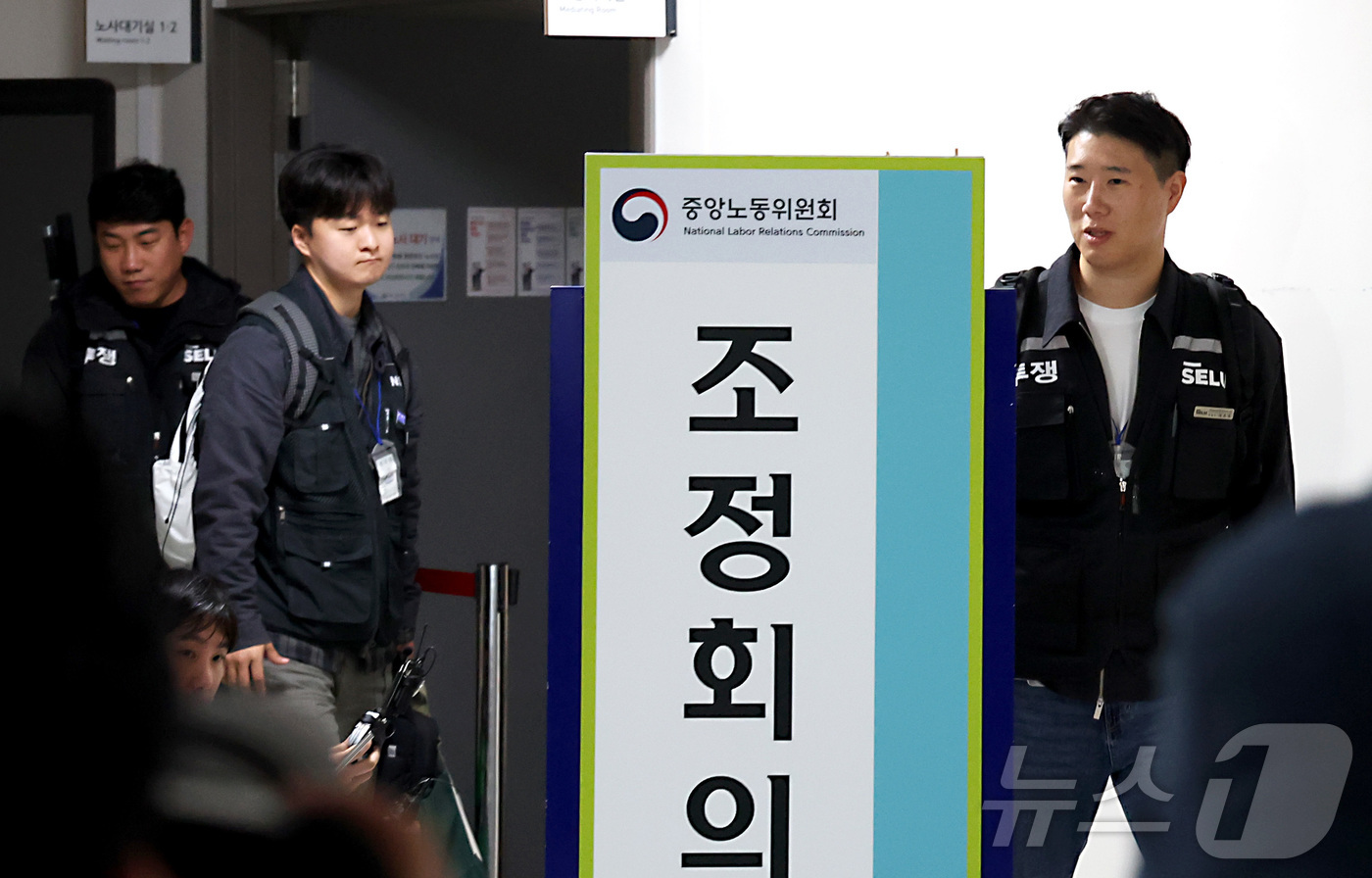 (세종=뉴스1) 김기남 기자 = 최승호 초기업노조 삼성전자지부 위원장이 13일 세종시 정부세종청사 중앙노동위원회에서 열린 사후조정 회의가 결렬로 마무리되자 입장을 밝히고 회의장을 …