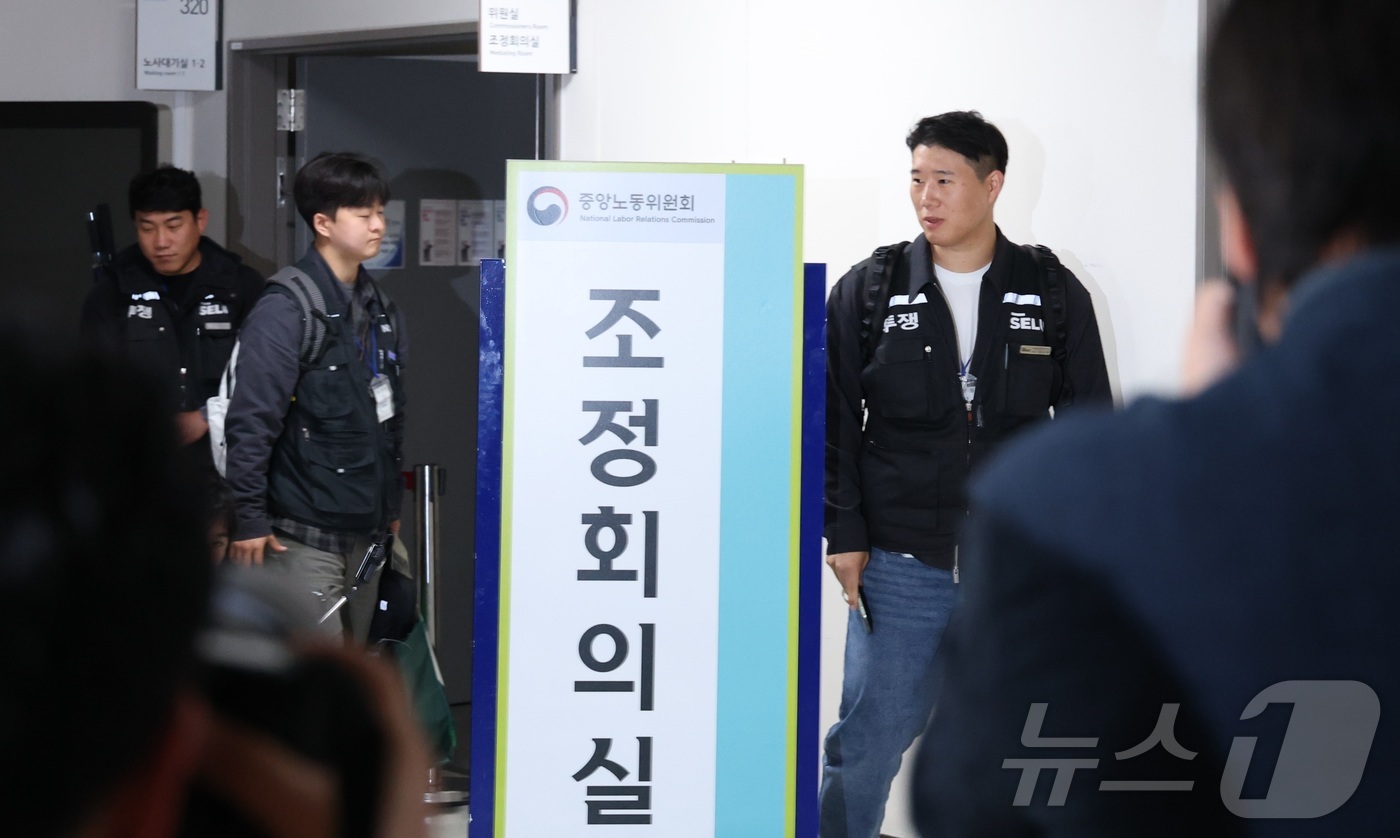 (세종=뉴스1) 김기남 기자 = 최승호 초기업노조 삼성전자지부 위원장이 13일 세종시 정부세종청사 중앙노동위원회에서 열린 사후조정 회의가 결렬로 마무리되자 입장을 밝히고 회의장을 …