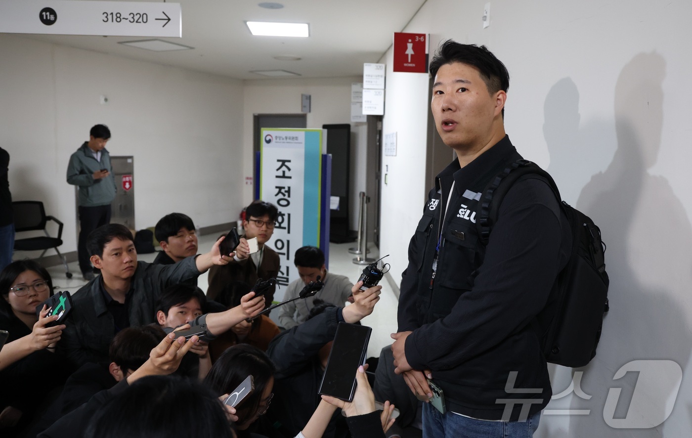 (세종=뉴스1) 김기남 기자 = 최승호 초기업노조 삼성전자지부 위원장이 13일 세종시 정부세종청사 중앙노동위원회에서 열린 사후조정 회의가 결렬로 마무리되며 입장을 밝히고 있다. 2 …