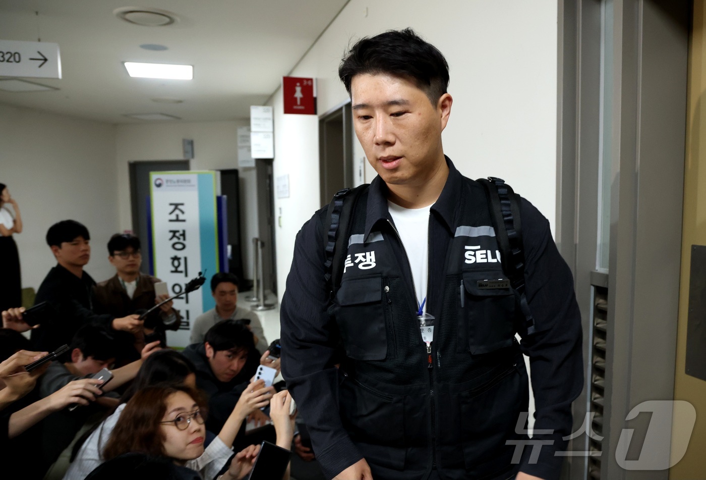(세종=뉴스1) 김기남 기자 = 최승호 초기업노조 삼성전자지부 위원장이 13일 세종시 정부세종청사 중앙노동위원회에서 열린 사후조정 회의가 결렬로 마무리되며 입장을 밝히고 회의장을 …