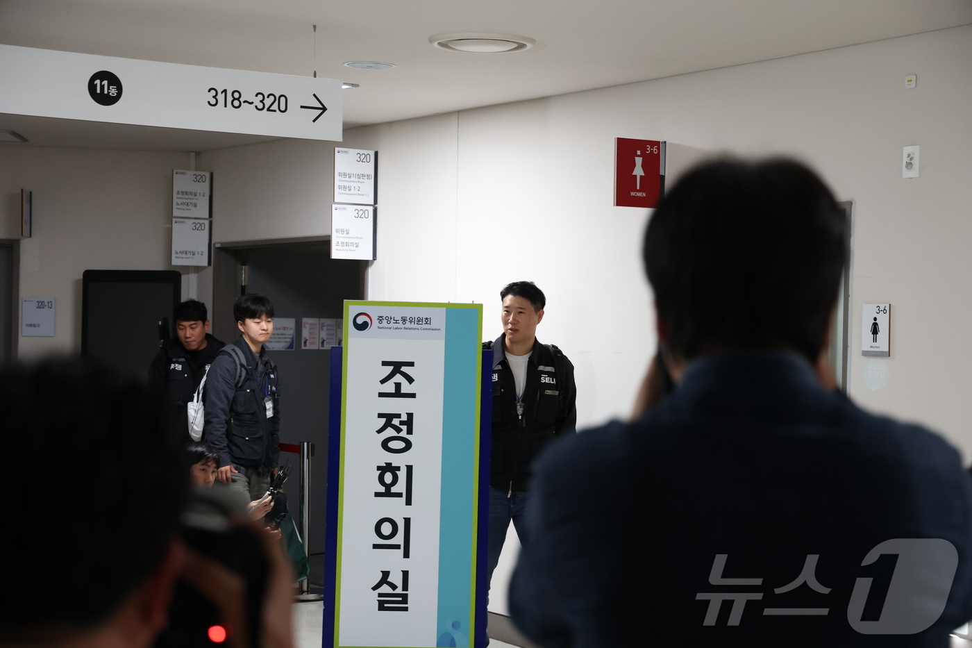 (세종=뉴스1) 김기남 기자 = 최승호 초기업노조 삼성전자지부 위원장이 13일 세종시 정부세종청사 중앙노동위원회에서 열린 사후조정 회의가 결렬로 마무리되며 입장을 밝히고 회의장을 …