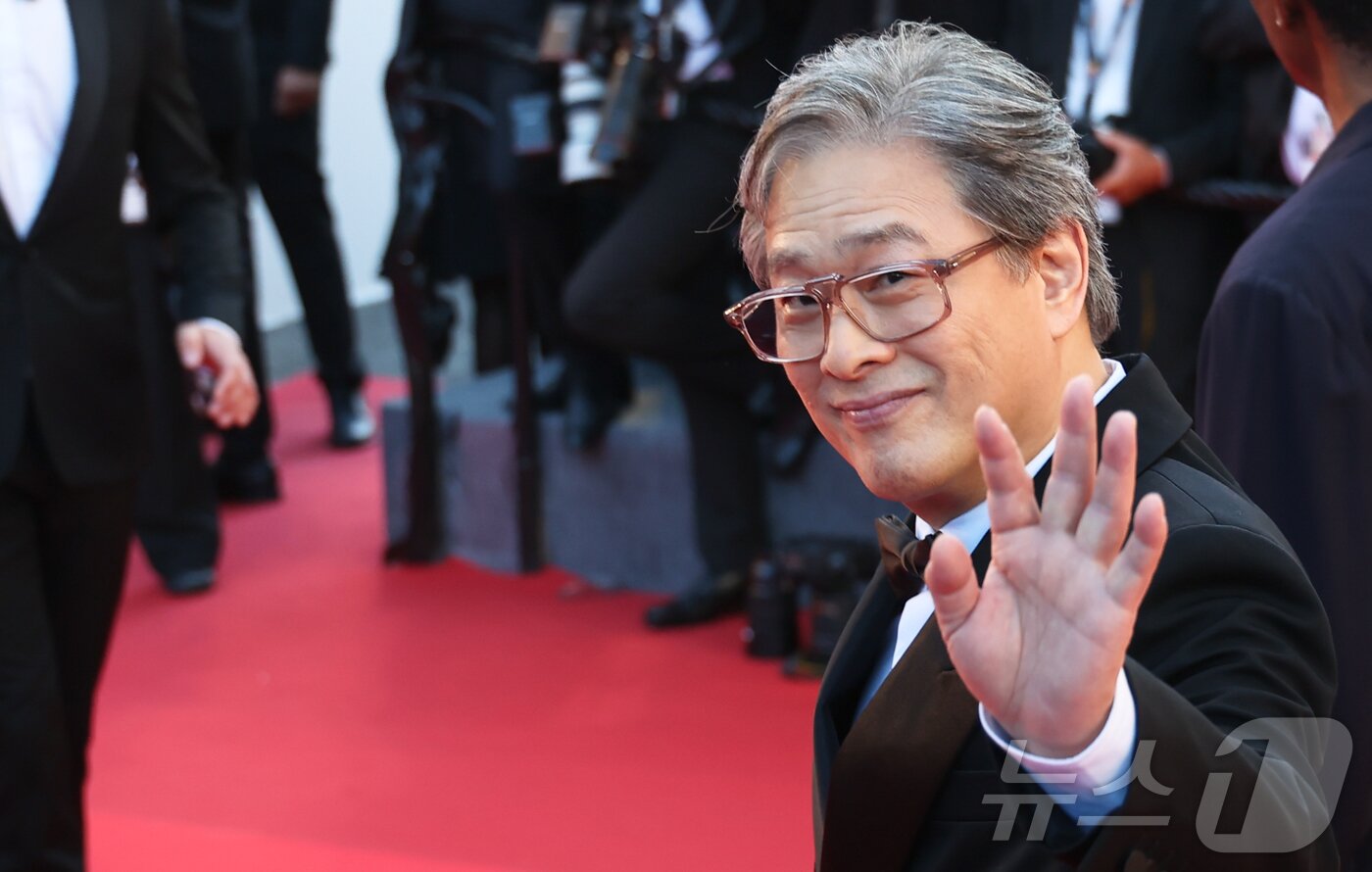 본문 이미지 - 제79회 칸 국제영화제 개막일인 12일(현지시간) 프랑스 남부 소도시 칸 팔레 데 페스티발(Palais des Festivals)에서 경쟁부문 심사위원장을 맡은 박찬욱 감독과 심사위원들이 개막식 참석을 위해 레드카펫에 올라 취재진과 관객들에게 인사하고 있다. 2026.5.13 ⓒ 뉴스1 이준성 특파원