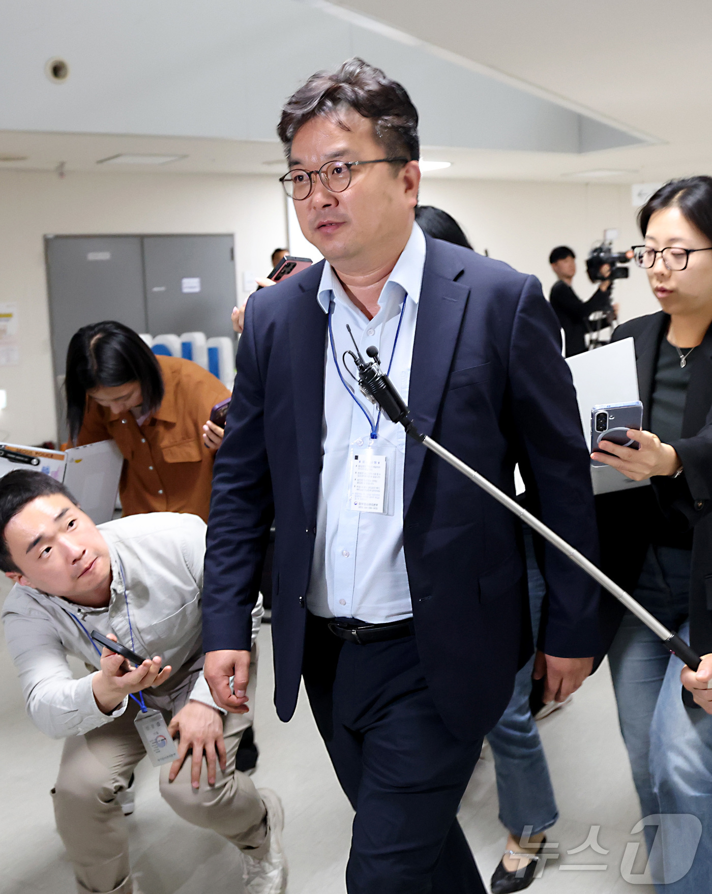 (세종=뉴스1) 김기남 기자 = 김형로 삼성전자 부사장이 13일 세종시 정부세종청사 중앙노동위원회 열린 사후조정회의가 결렬된 후 회의장을 떠나며 취재진의 질문를 받고 있다. 202 …