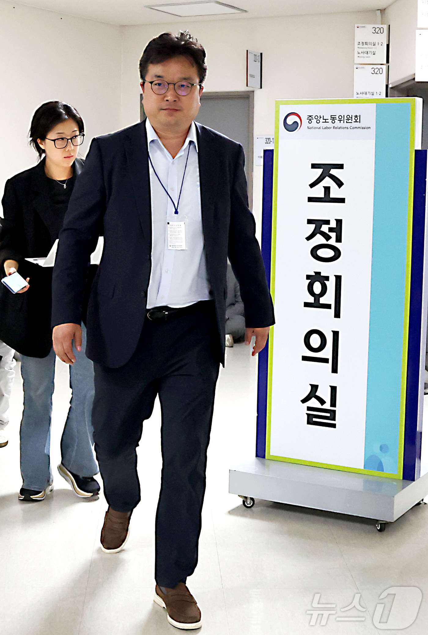 (세종=뉴스1) 김기남 기자 = 김형로 삼성전자 부사장이 13일 세종시 정부세종청사 중앙노동위원회 열린 사후조정회의가 결렬된 후 회의장을 떠나고 있다. 2026.5.13/뉴스1