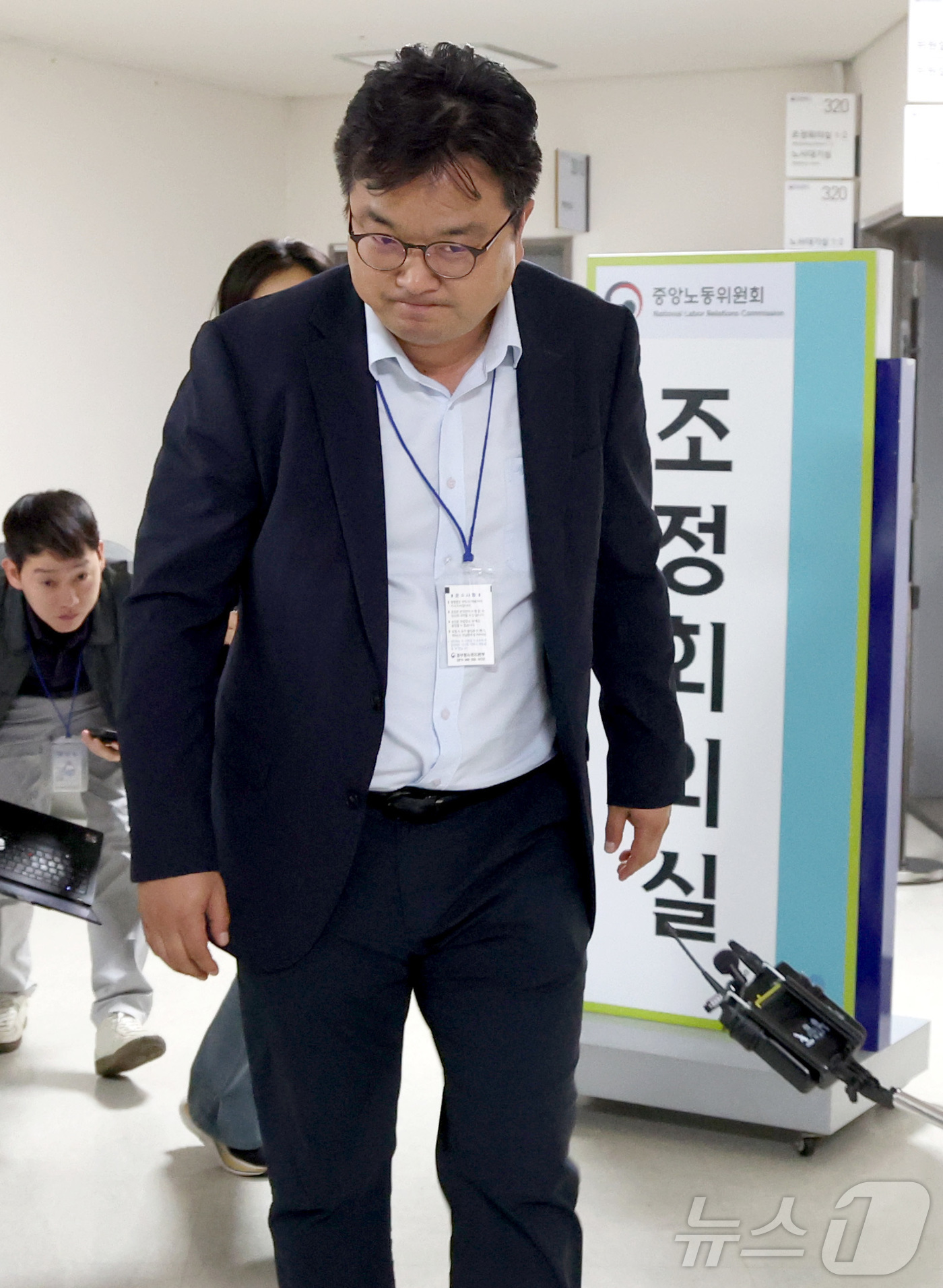 (세종=뉴스1) 김기남 기자 = 김형로 삼성전자 부사장이 13일 세종시 정부세종청사 중앙노동위원회 열린 사후조정회의가 결렬된 후 회의장을 떠나며 취재진의 질문을 받고 있다. 202 …