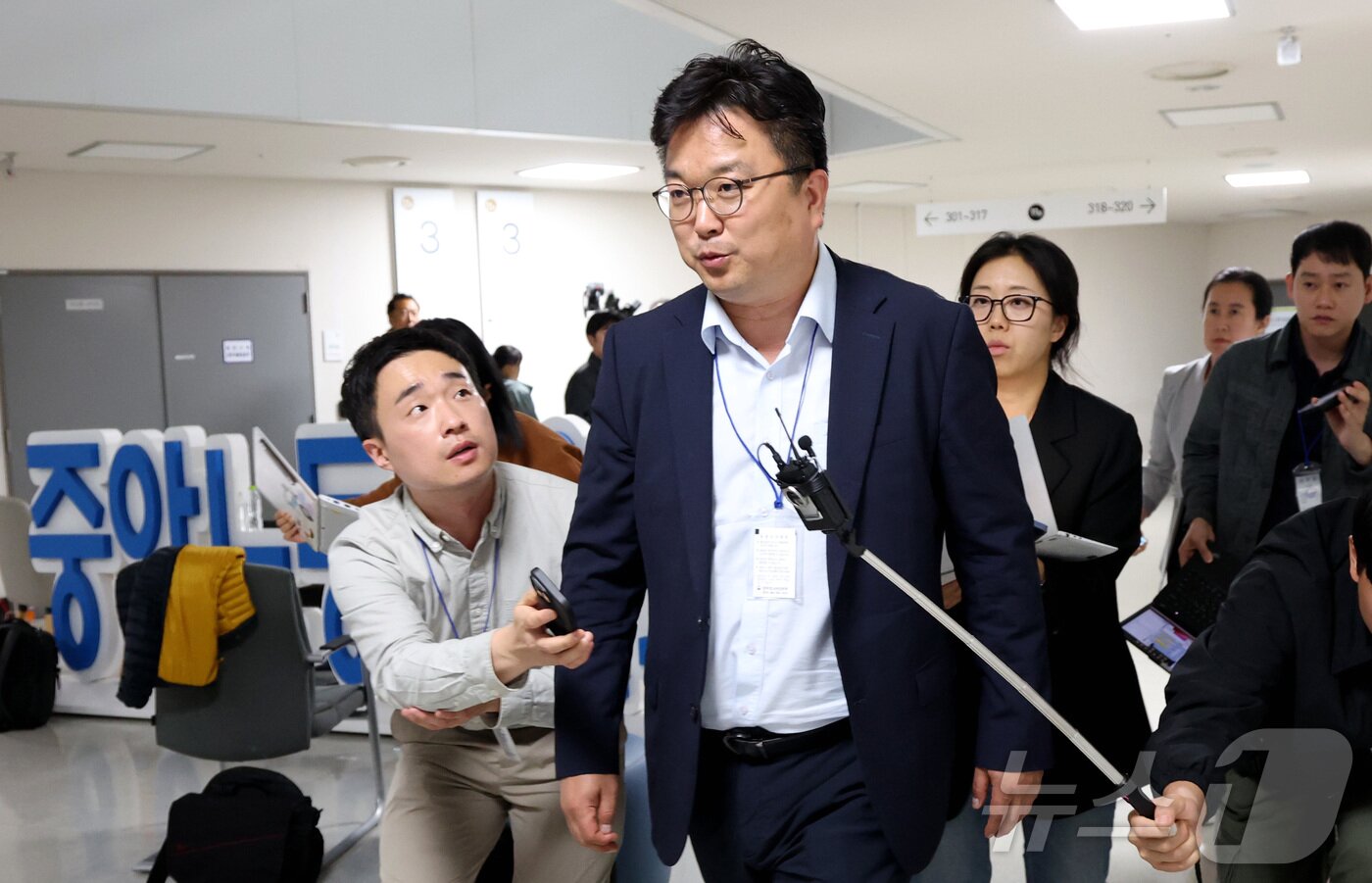 본문 이미지 - 김형로 삼성전자 부사장이 13일 세종시 정부세종청사 중앙노동위원회 열린 사후조정회의가 결렬된 후 회의장을 떠나며 취재진의 질문을 받고 있다. 2026.5.13 ⓒ 뉴스1 김기남 기자