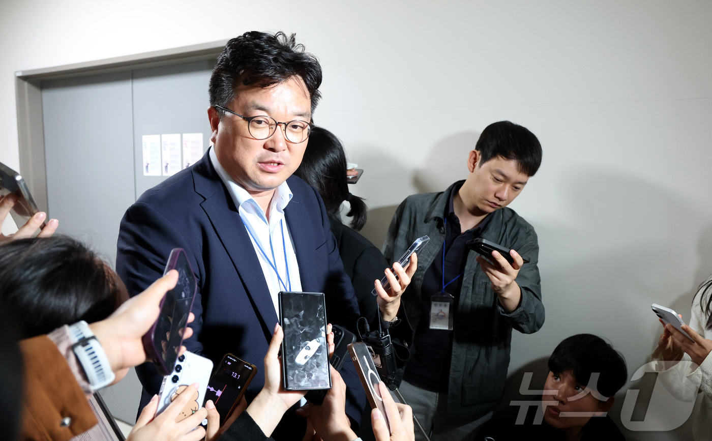 (세종=뉴스1) 김기남 기자 = 김형로 삼성전자 부사장이 13일 세종시 정부세종청사 중앙노동위원회 열린 사후조정회의가 결렬된 후 회의장을 떠나며 취재진의 질문에 답하고 있다.  2 …