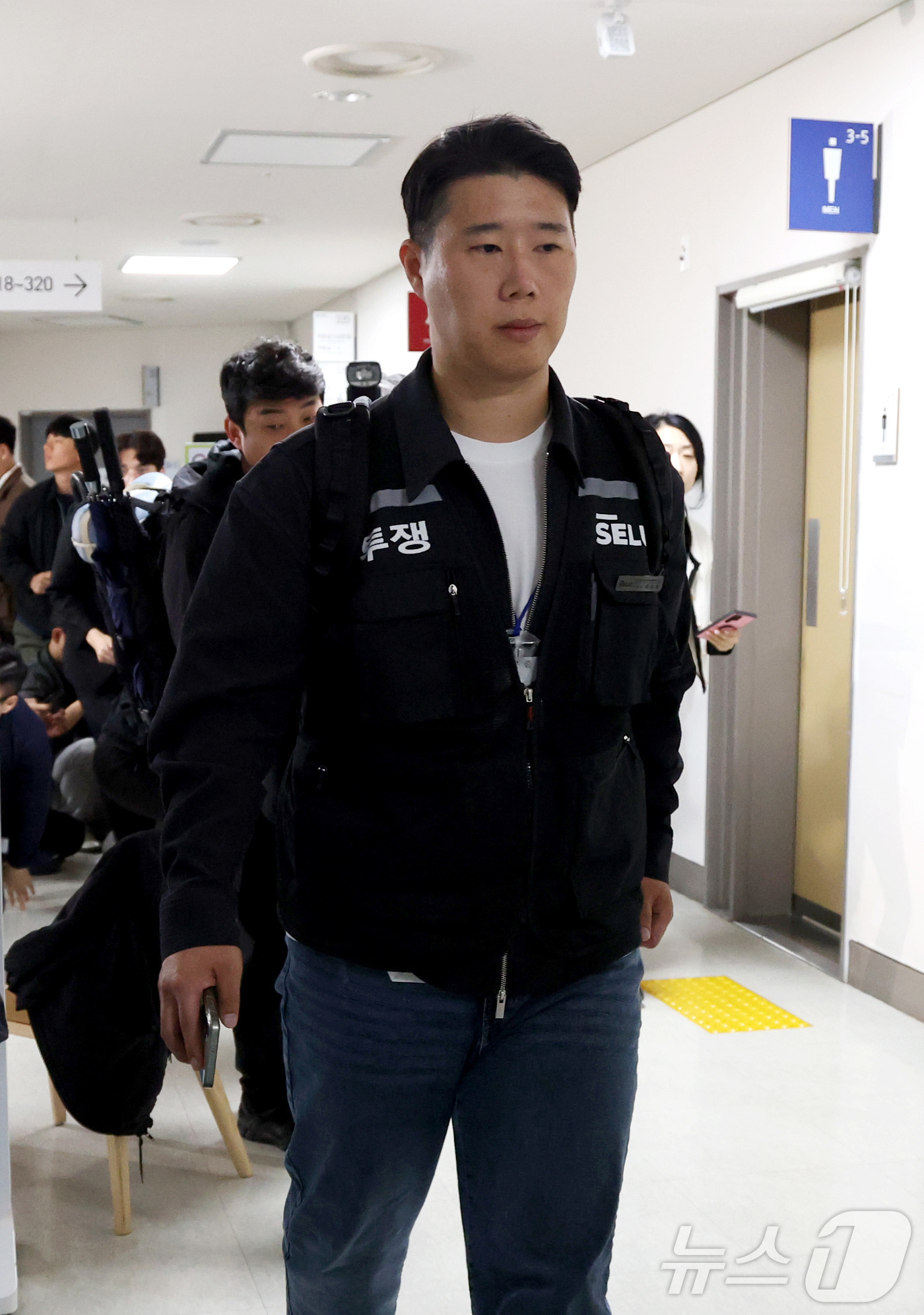 (세종=뉴스1) 김기남 기자 = 최승호 초기업노조 삼성전자지부 위원장이 13일 새벽 세종시 정부세종청사 중앙노동위원회에서 열린 사후조정 회의가 최종 결렬되자 협상장을 떠나고 있다. …