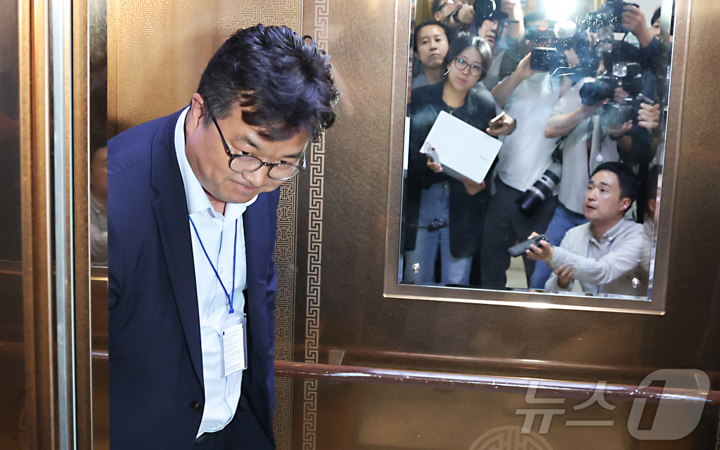 (세종=뉴스1) 김기남 기자 = 김형로 삼성전자 부사장이 13일 세종시 정부세종청사 중앙노동위원회 열린 사후조정회의가 결렬된 후 회의장을 떠나고 있다. 2026.5.13/뉴스1