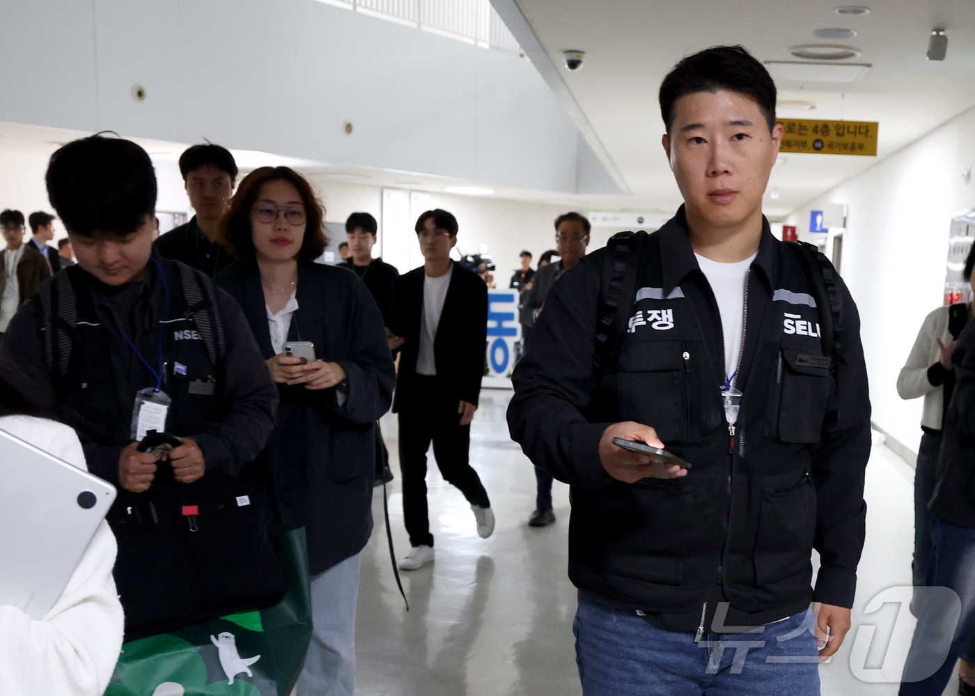 (세종=뉴스1) 김기남 기자 = 최승호 초기업노조 삼성전자지부 위원장과 교섭대표들이 13일 새벽 세종시 정부세종청사 중앙노동위원회에서 열린 사후조정 회의가 최종 결렬되자 협상장을 …