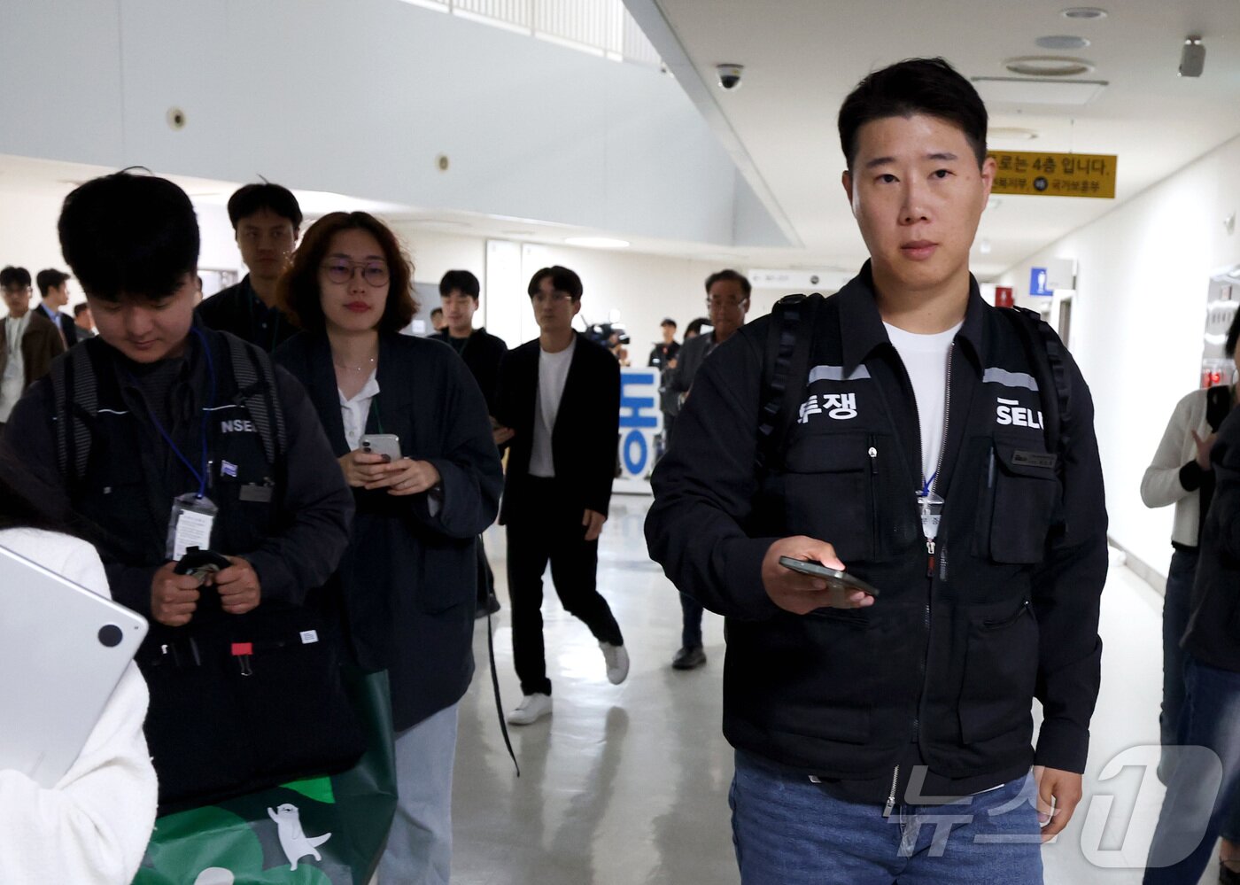 본문 이미지 - 최승호 초기업노조 삼성전자지부 위원장과 교섭대표들이 13일 새벽 세종시 정부세종청사 중앙노동위원회에서 열린 사후조정 회의가 최종 결렬되자 협상장을 떠나고 있다. 2026.5.13 ⓒ 뉴스1 김기남 기자