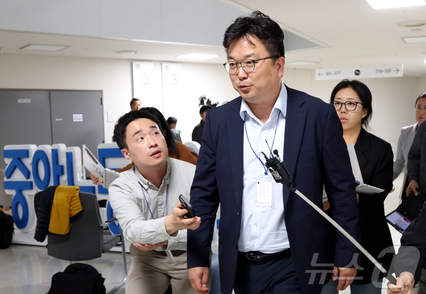 본문 이미지 - 김형로 삼성전자 부사장이 13일 세종시 정부세종청사 중앙노동위원회 열린 사후조정회의가 결렬된 후 회의장을 떠나며 취재진의 질문에 답하고 있다. 2026.5.13 ⓒ 뉴스1 김기남 기자