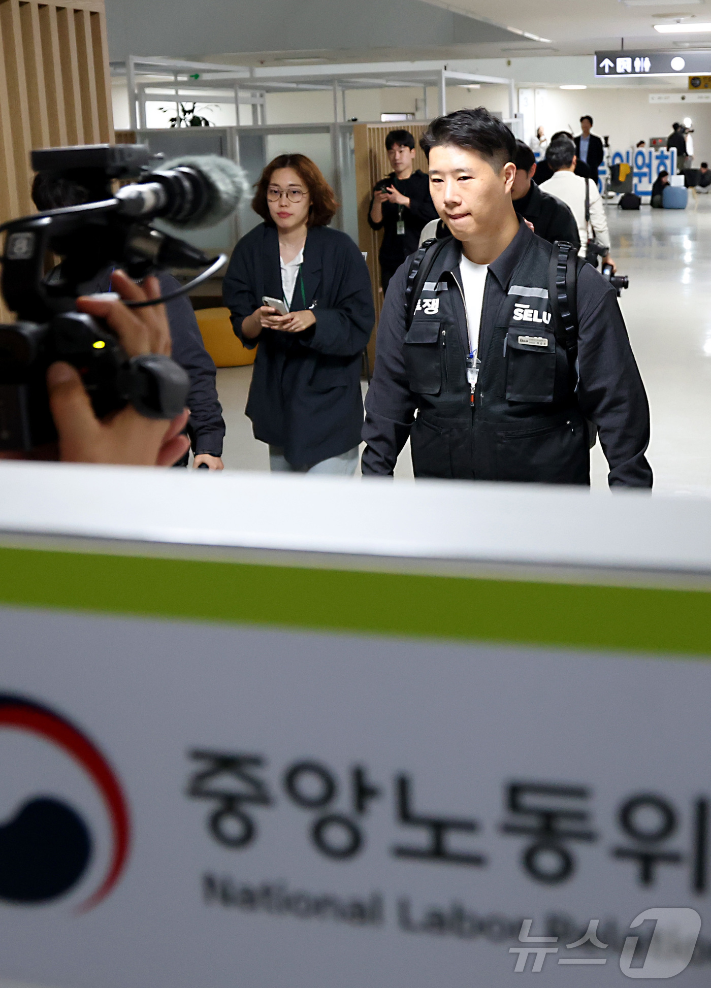 (세종=뉴스1) 김기남 기자 = 최승호 초기업노조 삼성전자지부 위원장이 13일 새벽 세종시 정부세종청사 중앙노동위원회에서 열린 사후조정 회의가 최종 결렬되며 협상장을 떠나고 있다. …